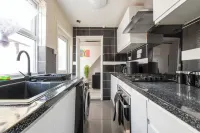 4-Bedroom, Home, Croydon, Sleeps 8! Family, Group And Contractor Friendly! Hotels in Thornton Heath