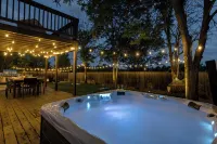 Parkside Retreat - NEW, HotTub, PoolTable & FirePit