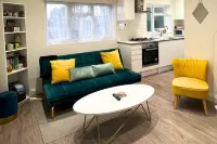 Stylish Cosy Flat in London Hotels near Barratt London - Hendon Waterside