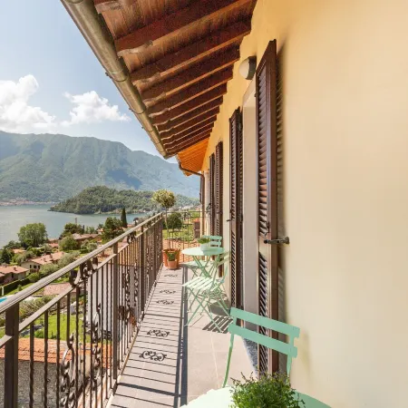 Lake View Terrace Apartment