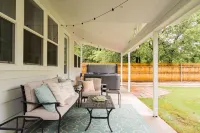 Spacious Haven with Fenced Yard and Comforts - Stunning Retreat