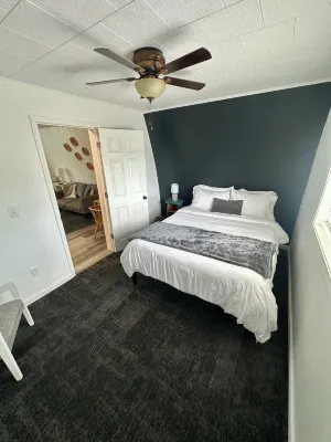 Charming 1-bedroom house in charming Calumet with AC Các khách sạn ở Calumet