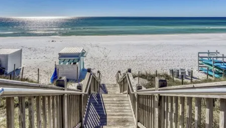 Clean & Newly Renovated Carriage House. 1 blk to Camp Watercolor. Perfect for 2! Отели рядом с достопримечательностью «Парк штата Грейтон Бич»