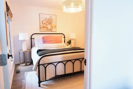 Family Retreat on South Cove of Lake Keowee; Private Dock; ~ 10 Mi from Clemson