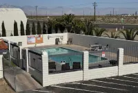 Days Inn by Wyndham Ridgecrest Near China Lake Naval Station - Swimmingpools