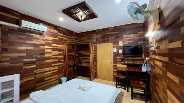 ห้องเตียงใหญ่ พร้อมห้องน้ำส่วนตัว