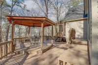 Lakefront Arkansas Home w/ Deck, Grill & Cornhole! - Homestays