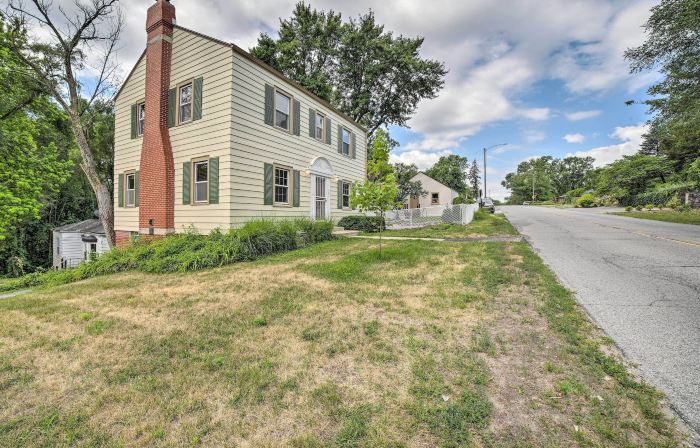 Pet-Friendly Lake Getaway: 1 Block to Beach!