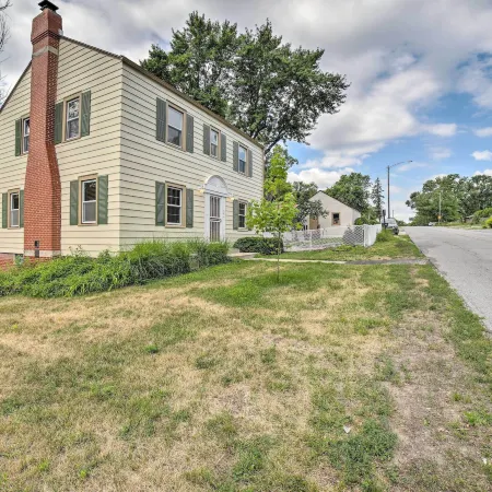 Pet-Friendly Lake Getaway: 1 Block to Beach!