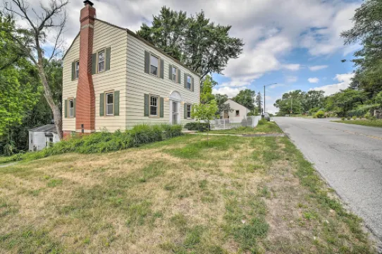 Pet-Friendly Lake Getaway: 1 Block to Beach!