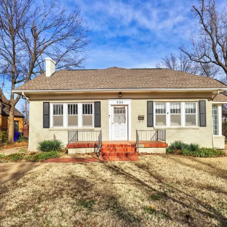 Beautiful & Bright - Walk to OU & the Mont - King Bed, 3 Bedrooms, Fresh Remodel