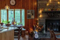 The Fern Hill Lodge: Cozy and Serene Getaway on 20 Private Acres Hotels in Highland