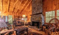 Luxury Cabin on the Lake & In The Trees