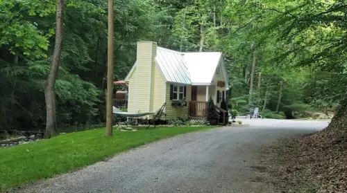 Molly Branch Cottage- Beautiful Private Setting, 5 Star ABNB, Newly Listed VRBO