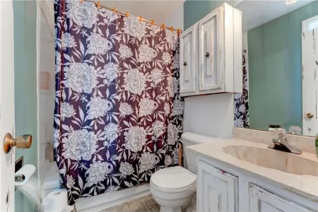 Cozy shared stay on the corner of Houde Drive. Отели рядом с достопримечательностью «Университет Брендона»