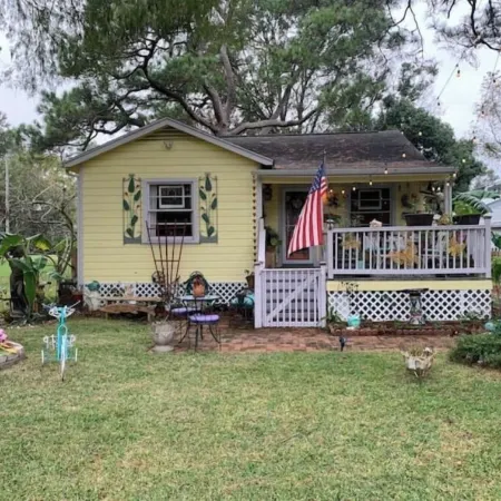 The Mermaid Inn Beach Cottage, Seabrook, NASA, Kemah, Pet Friendly!