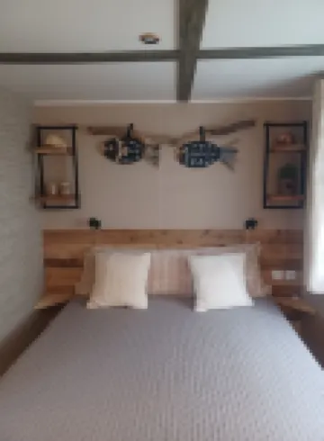 New! 4 persons vacation chalet on a family campsite in Oostkapelle. 오스트카펠 호텔