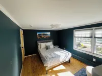 Charming 4-bedroom house with game room loft, WiFi and AC in Wells near harbor