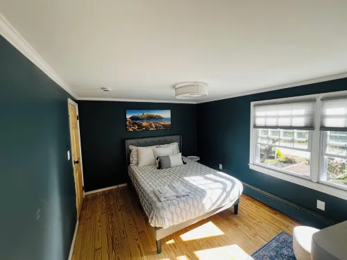 Charming 4-bedroom house with game room loft, WiFi and AC in Wells near harbor