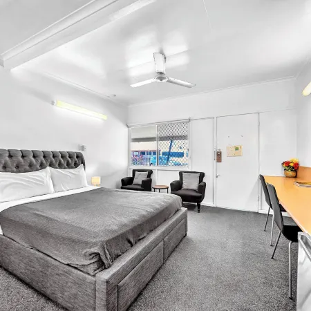 Shell Motel (Pearly Shell Motel)