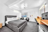 Shell Motel (Pearly Shell Motel)