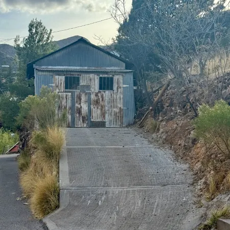 3-Bedroom Cabin in Old Bisbee Отели в г. Бисби