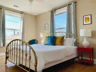 Color Pop Casa | 2BR/1BA Townhome near Ford Center Hotel in zona Mesker Park Zoo & Botanic Garden