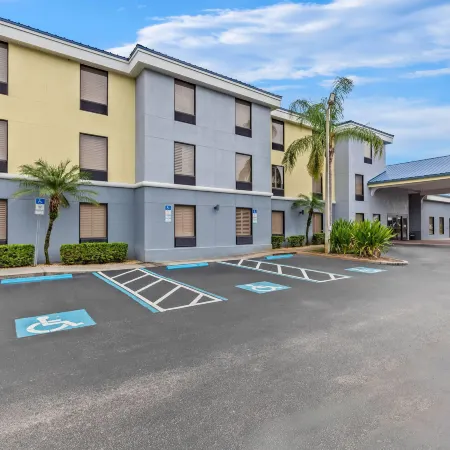 Days Inn & Suites by Wyndham Lakeland