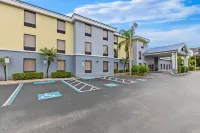 Days Inn & Suites by Wyndham Lakeland - parkir