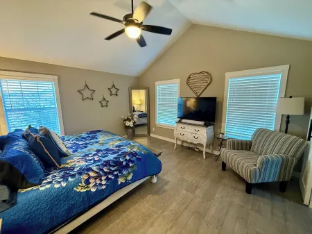 Charming 3-bedroom house with fitness room and AC in Bandera