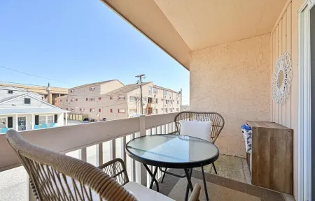 Beachfront  2 Bd Condo with Pool & ocean views-5 min to Atlantic City