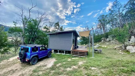 Brand new cabin with cliff views, hiking trails, heated spa, farm stay