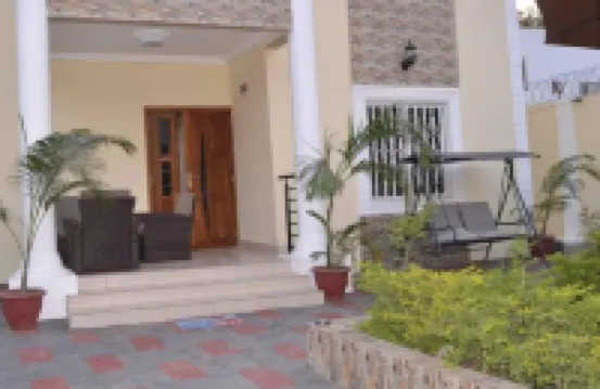 4Bed Villa Sleeps 8 - Wifi, Parking, Garden