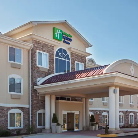 Holiday Inn Express & Suites MERIDEN by IHG