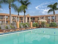 坦帕布什花園遊樂場汽車旅館