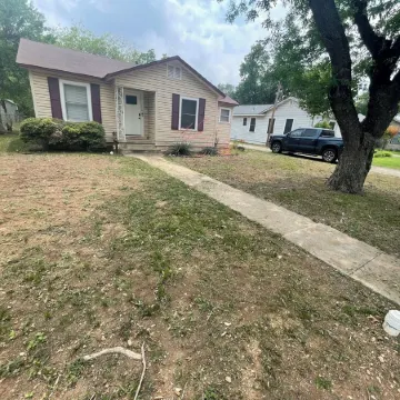 Charming 2-bedroom house in welcoming quiet Hondo w HEAT AC, WiFi, cable