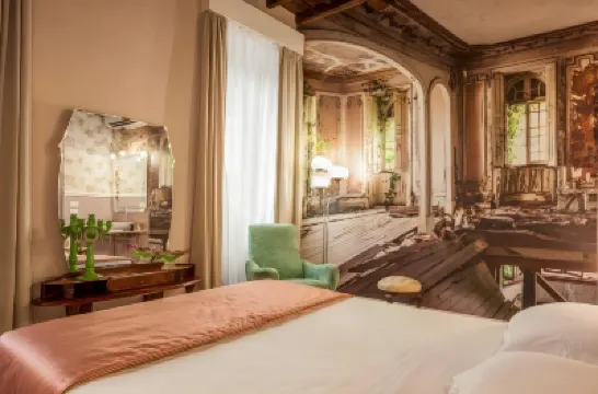 59 Steps Trevi Hotels near Trevi Fountain