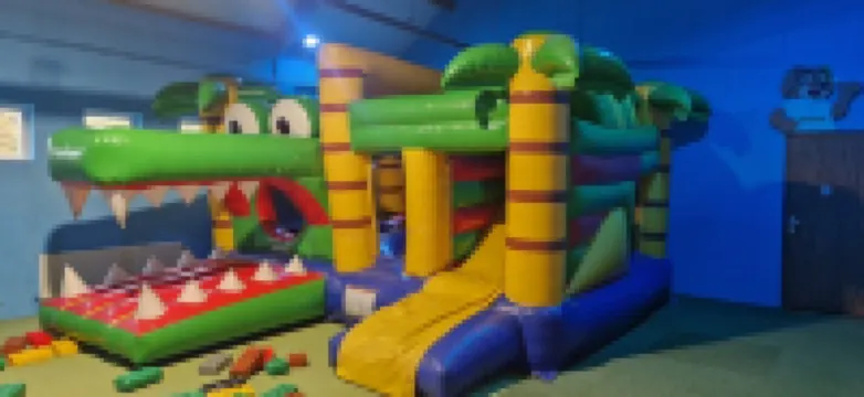 Detached 6-person bungalow with lake views directly on the swimming lake