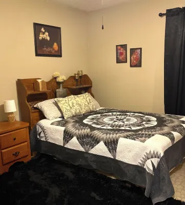 Enjoy a Cozy Holiday Getaway in Our Peaceful Rural Home.Wifi Not Available