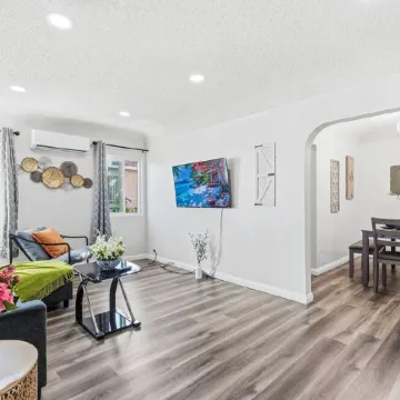 Prime Location: Remodeled 2-Bed/1-Bath with Private Entrance！
