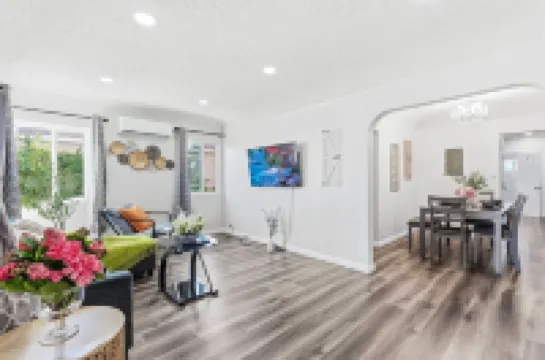 Prime Location: Remodeled 2-Bed/1-Bath with Private Entrance！