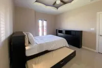 Pool, Patio & Yard: Chic South Texas Home - 3 stjerner