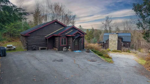 Private indoor pool & hot tub, 10 minutes to Gore, 25 minutes to Lake George