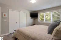 2BR Escape Torch Lake Views Golf 755