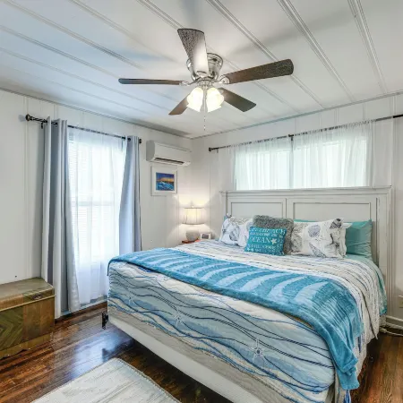 Cozy Cottage w/ Patio < 2 Mi to Rockport Beach!