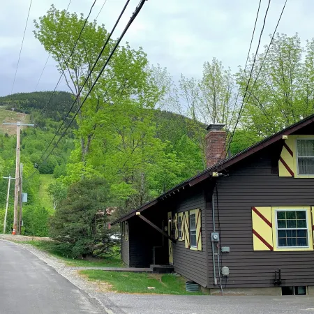23sr Traditional Austrian Chalet at the Base of Cannon Ski Area in Franconia Notch