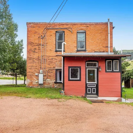 4BR Mountain-view Home - Deck, Washer & Dryer