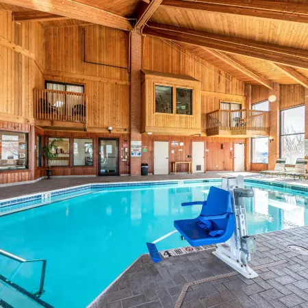 Econo Lodge Inn & Suites