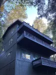 Serene Treetop Getaway- Cozy & Modern Tri-Level Mountain Cabin