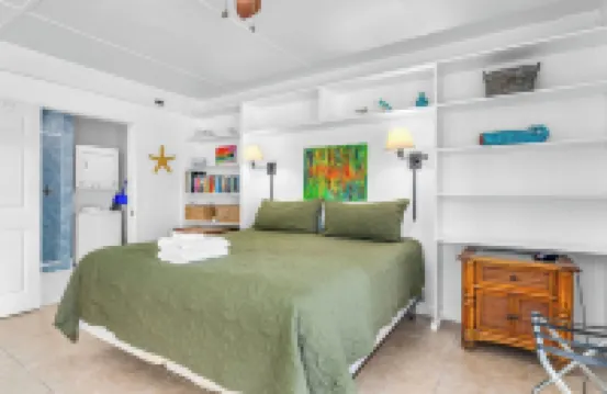 POMPANO Beach studio with pool. Lovely Couple's Getaway… Steps to beach